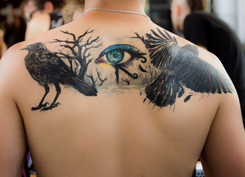 olho de passaro Tatuagem de olho de Horus nas costas masculinas
