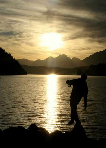 equilibrar Homem, fazendo, equilíbrio, ligado, pedras, com, lago, em, a, fundo