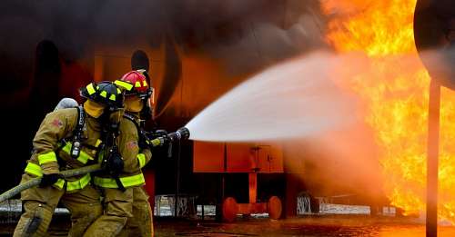 capacete de trabalho Bombeiros em um incêndio