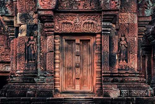 Porta esculpida em pedra no templo mágico de Angkor Wat