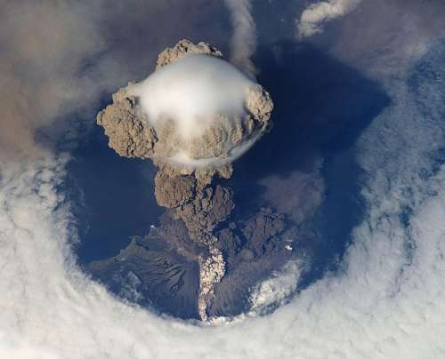 Erupção vulcânica vista de cima