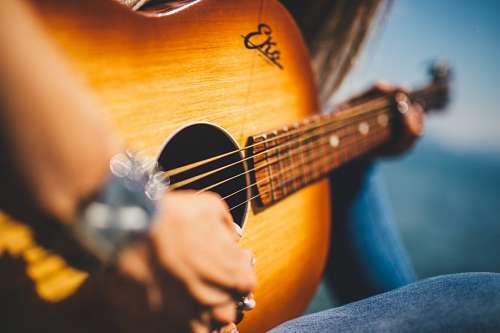 Tocando a guitarra