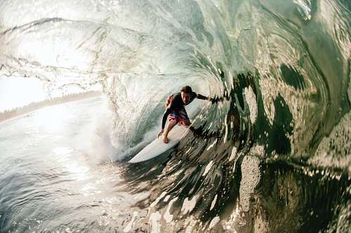 Imagem surpreendente de um surfista cruzando uma onda