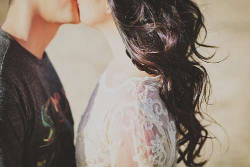 Noiva e noivo beijando