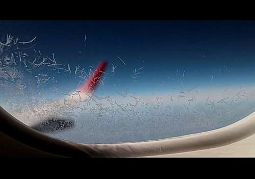 Cristais de gelo na janela de um avião