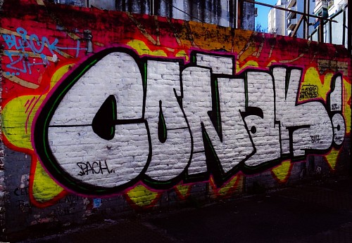Parede com grafite feito por Coñak