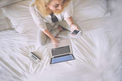 rede social Mulher, com, laptoop, cama