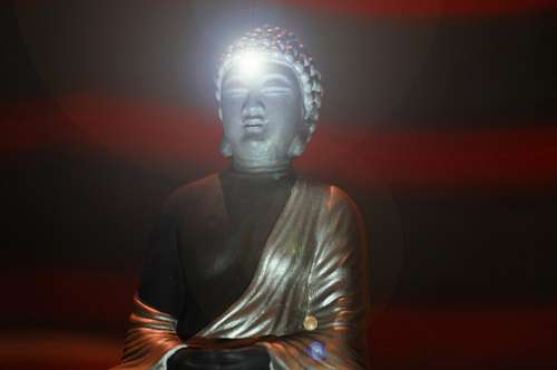 Estátua de Buda com brilhos de luz