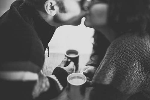 Par, beijando, e, café bebendo