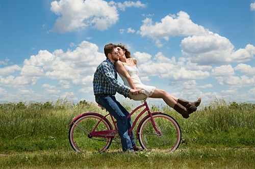 Casal jovem feliz em bicicletas