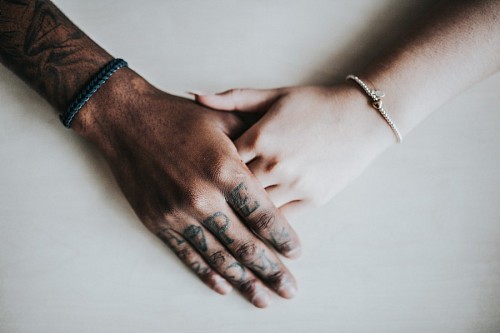 Par, segurando, mãos, tatuagens