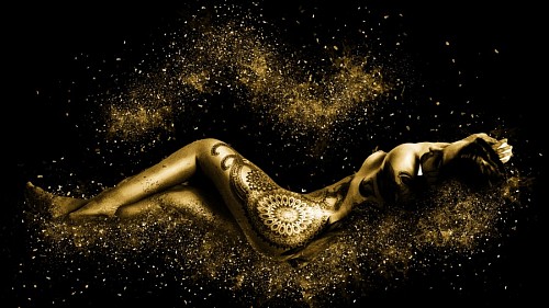 preocupado Mulher sensual com tatuagens para papel de parede