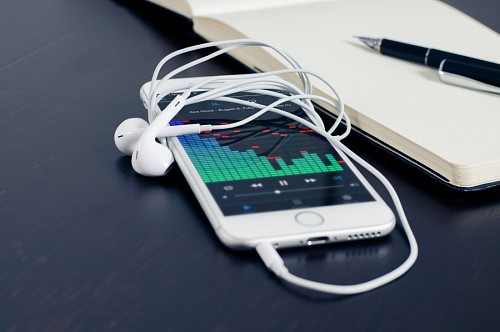 Iphone com seus fones de ouvido