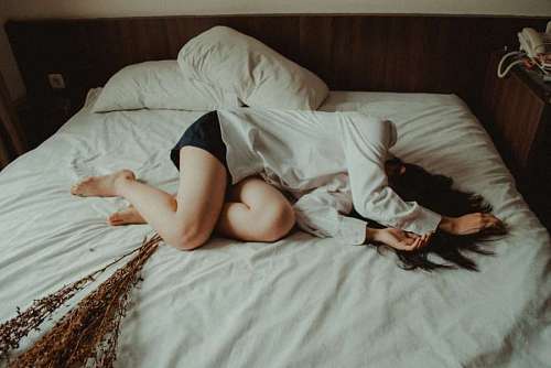 chorando Mulher triste na cama