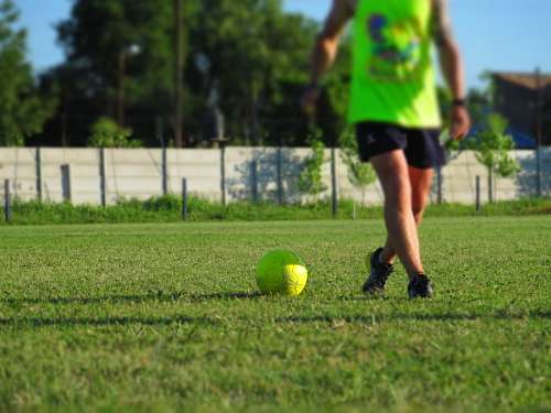 homem jogando futebol Futebol