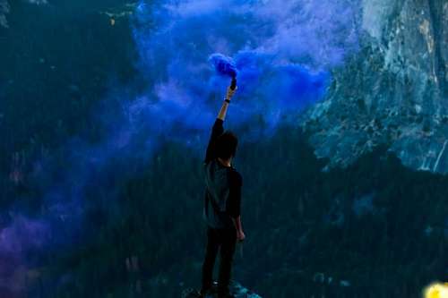 sparkler Homem, em, a, montanha, com, azul, sparkler