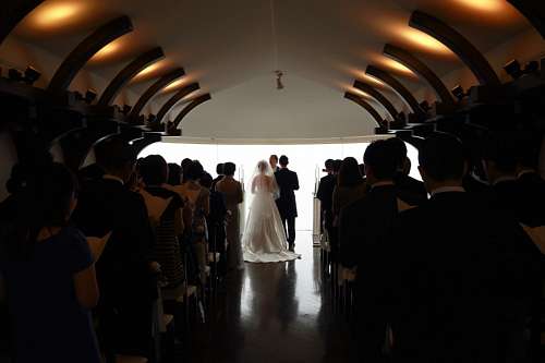 Amigos celebrando um casamento