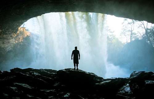 Homem, explorando, um, cachoeira, em, a, floresta