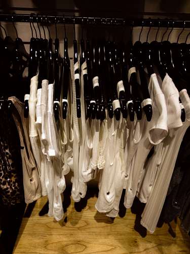 cabides Roupas em loja