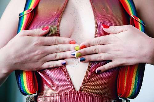 esmalte Mulher com esmaltes coloridos