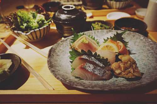 Prato de Sushi em um restaurante