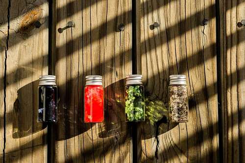 Várias garrafas de vidro coloridas sortidas na mesa