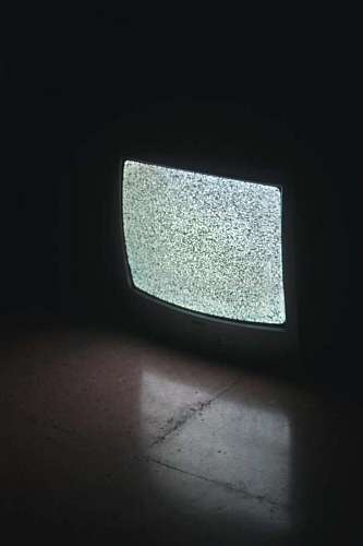 relogio analogico close de uma velha televisão no escuro