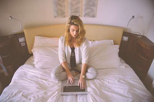 rede social Mulher, com, laptoop, cama
