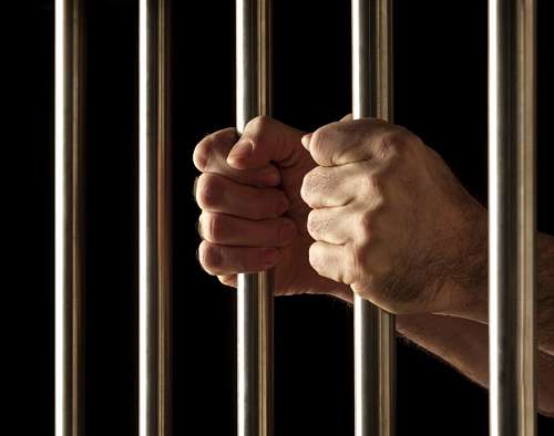 privado Homem, mãos, levando, barras prisão