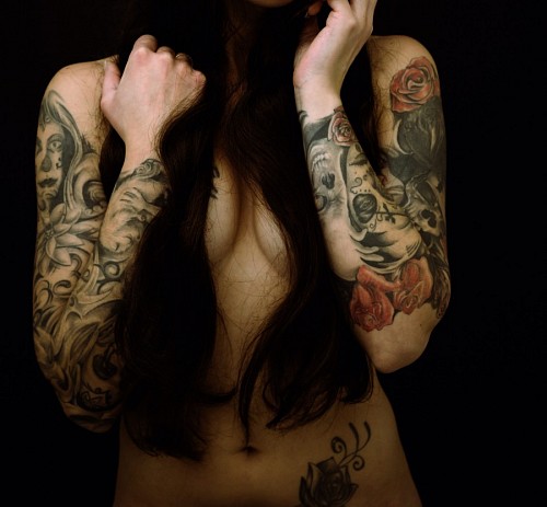 cobra Mulher sensual na frente com tatuagens