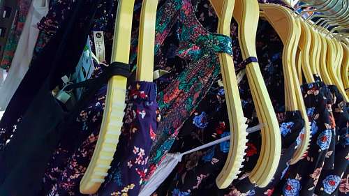 Roupas em loja
