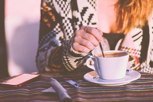 Mulher bebendo café