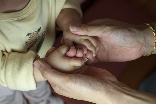 Avó tomando pequenas mãos de seu neto