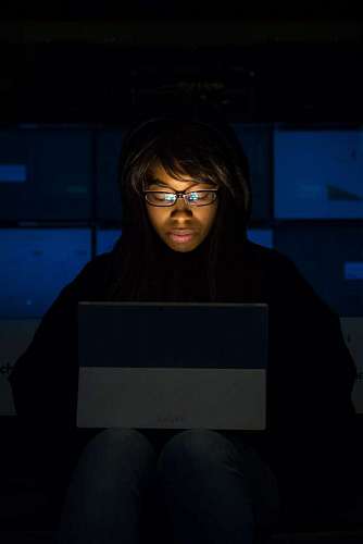 Mujer trabalhando com seu laptop por la noche