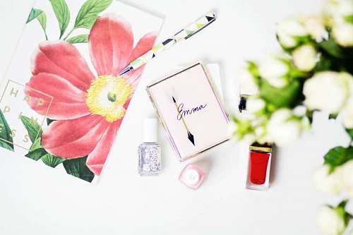 esmalte Acessórios de beleza e notebook
