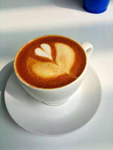 Xícara de café com espuma em forma de coração