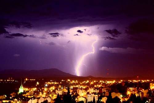 trovoada Relâmpago caindo sobre a cidade durante uma tempestade