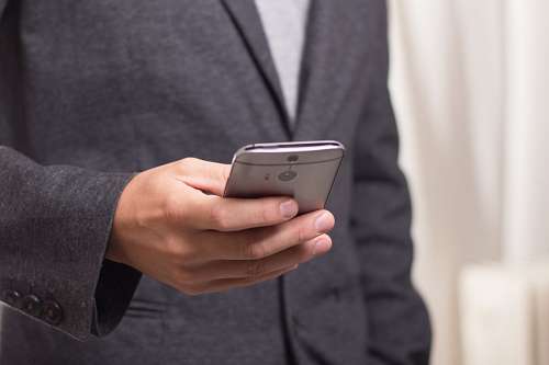 Homem com smartphone