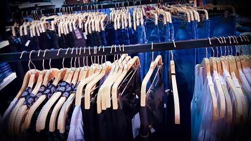Roupas em loja
