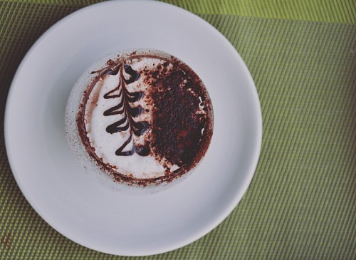 cappuccino Cappuccino Café Espresso na placa cerâmica branca