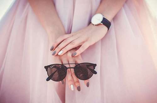 esmalte mulher com óculos de sol pretos