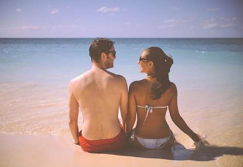 Complicit olhar de amor na praia