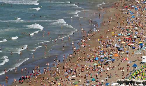 grande grupo de pessoas Mar del Plata, Buenos Aires, Argentina