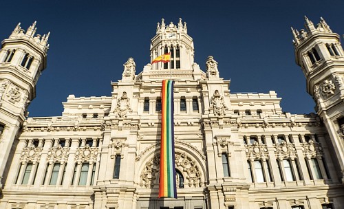 bandeira e cidade Bandeira do orgulho gay na Espanha