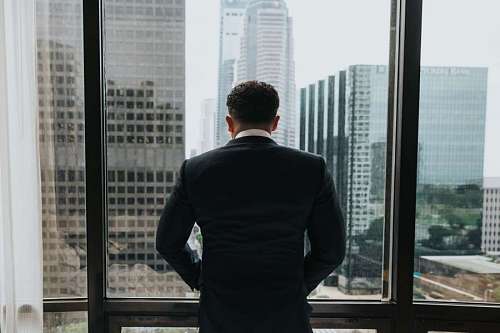 executando Empresário, olhando pela janela