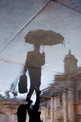 homem guarda chuva Homem andando na chuva