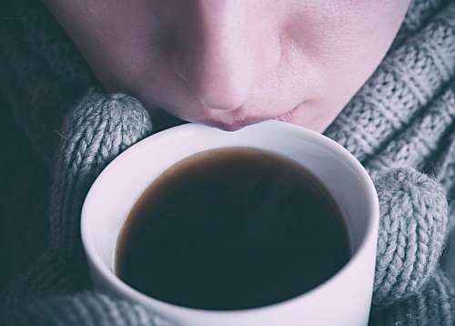 Mulher bebendo café