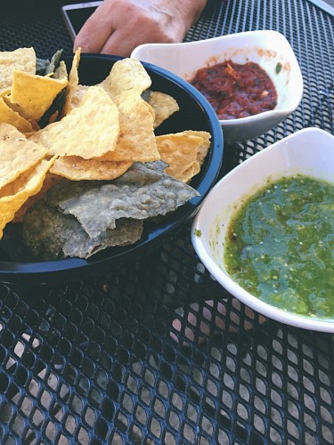 mexicano Nachos mexicanos com molhos