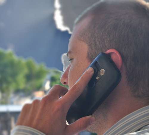 Homem, falando telefone móvel
