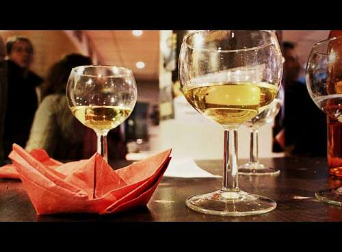 taco Copos de vinho branco em um restaurante